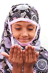 Islamic Traditions:  muslim child praying